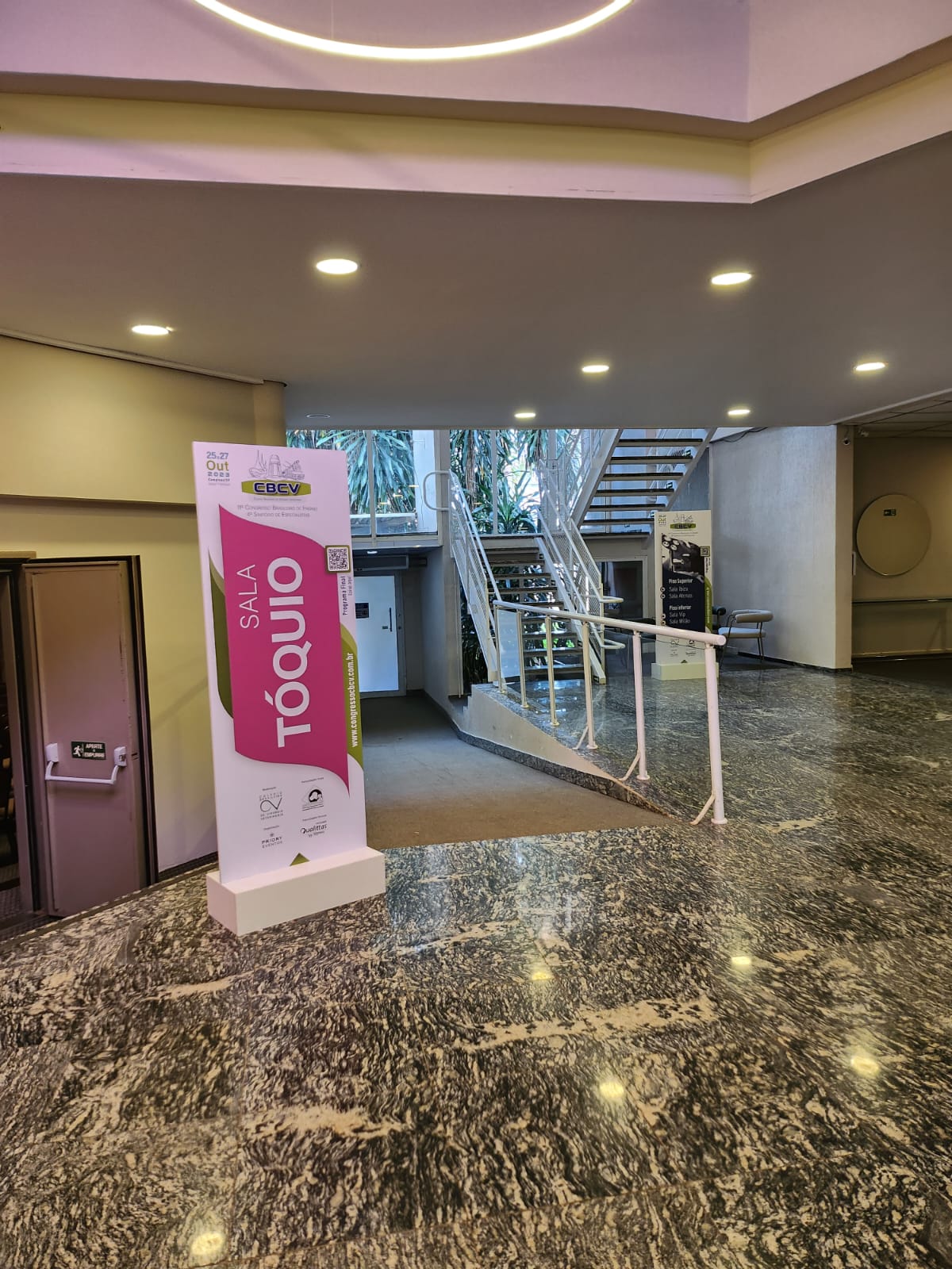 Desenvolvemos sinalizações institucionais, promocionais e informativas para eventos, feiras e espaços comerciais.