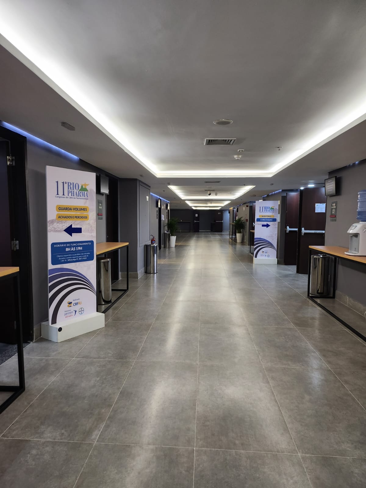 Desenvolvemos sinalizações institucionais, promocionais e informativas para eventos, feiras e espaços comerciais.