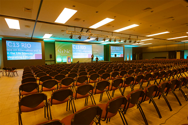 Criamos e produzimos ambientes temáticos e estruturas personalizadas, tornando cada evento único e imersivo.