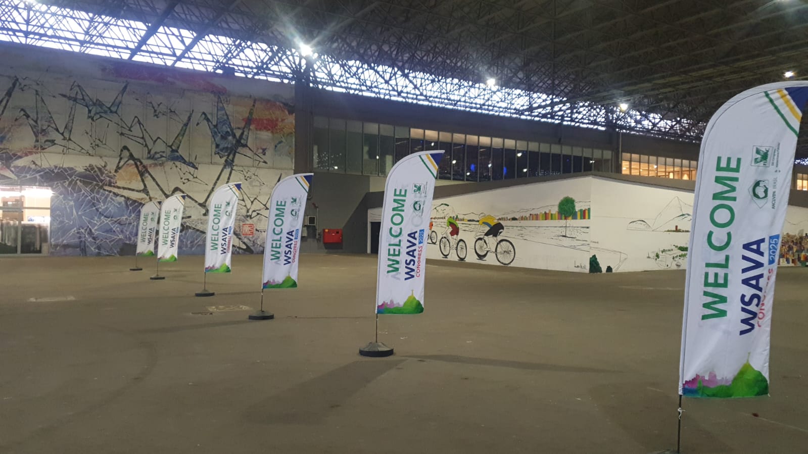 Desenvolvemos sinalizações institucionais, promocionais e informativas para eventos, feiras e espaços comerciais.